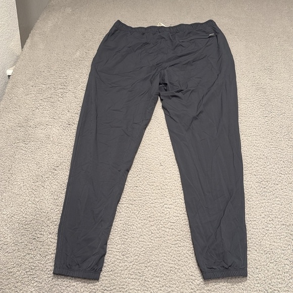 Vuori Men's Kore Jogger. Charcoal Jogger Pants size L - Picture 4 of 6